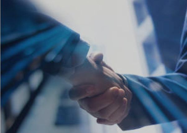 Händedruck zwischen Fachleuten zur Darstellung strategischer Partnerschaften